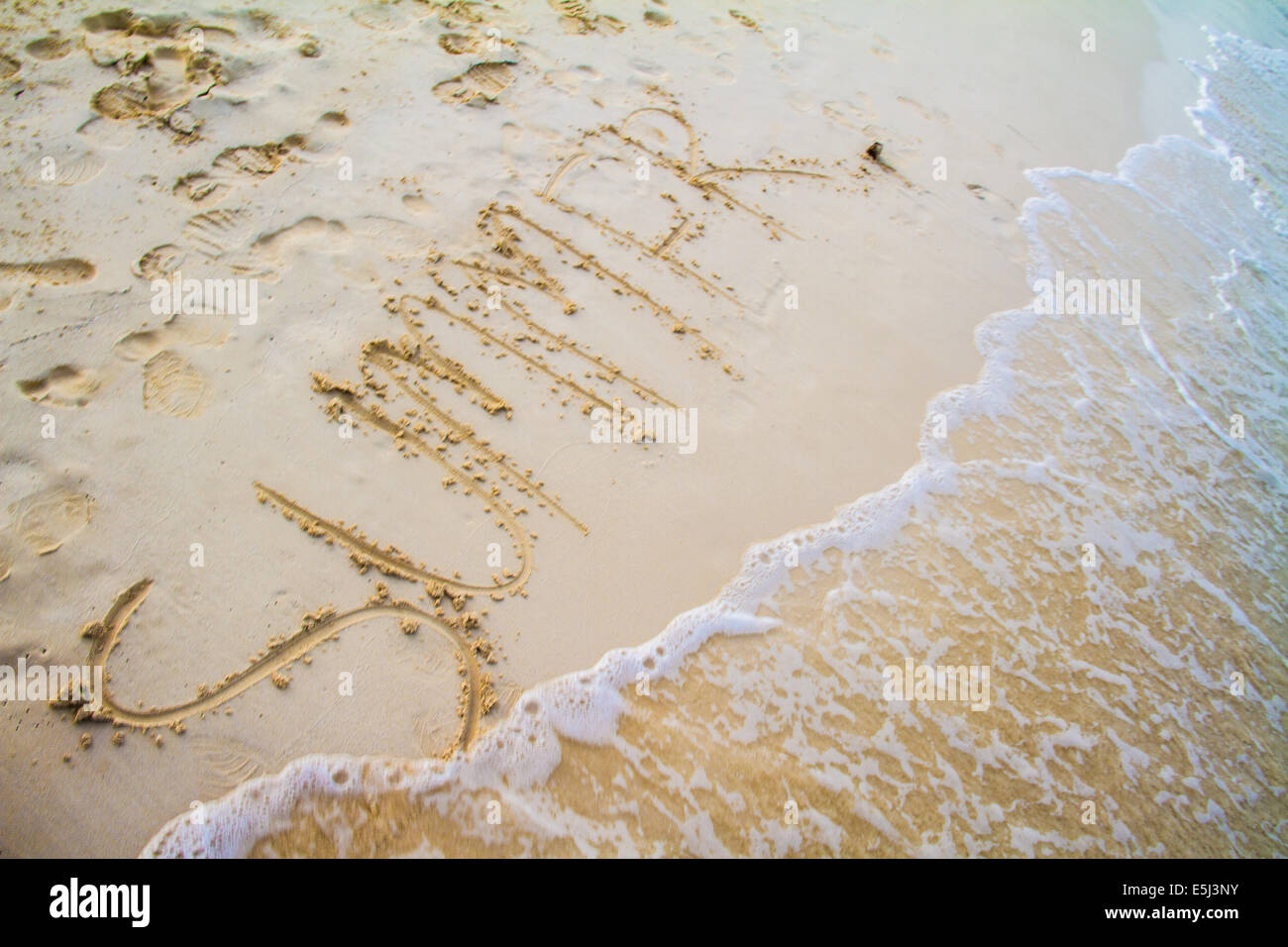Estate Scritta sulla sabbia in spiaggia in riva al mare Foto Stock