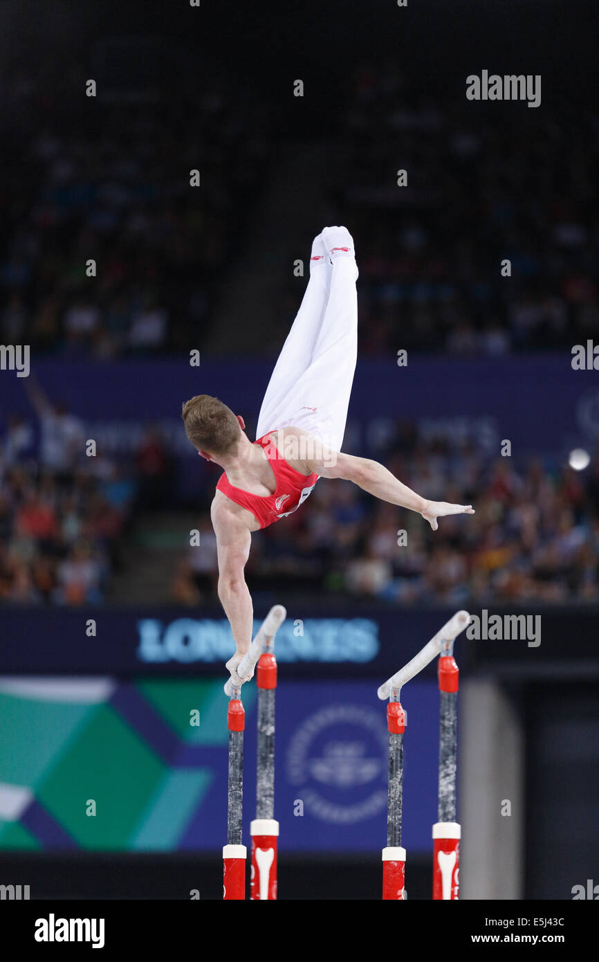 SSE Hydro, Glasgow, Scozia, Regno Unito, venerdì, 1 agosto 2014. Glasgow 2014 Commonwealth Games, Ginnastica artistica maschile, finale individuale di barre parallele. Nile Wilson, Inghilterra, vincitore della medaglia d'argento Foto Stock