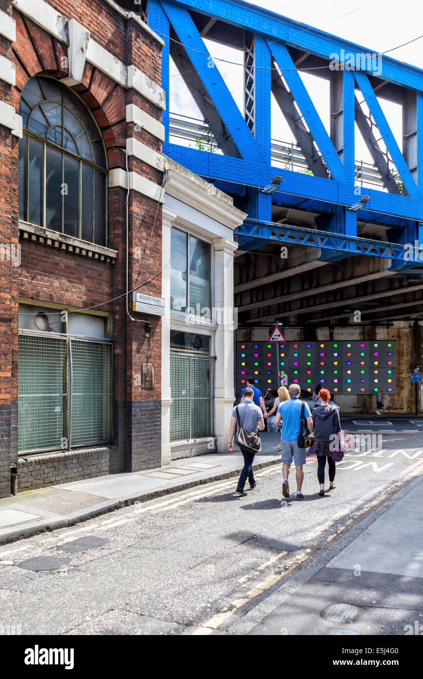 Vecchia fabbrica di mattoni di edificio- Hunter-Penrose stampa di materiali di consumo e le attrezzature aziendali e blue bridge a Southwark, Londra, Regno Unito Foto Stock