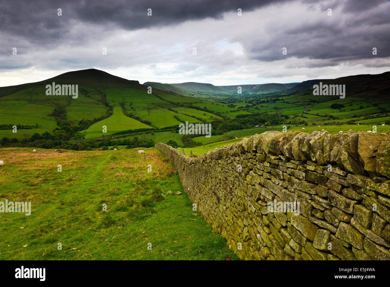 Un secco muro di pietra che conducono verso la collina di perdere nel Derbyshire Foto Stock
