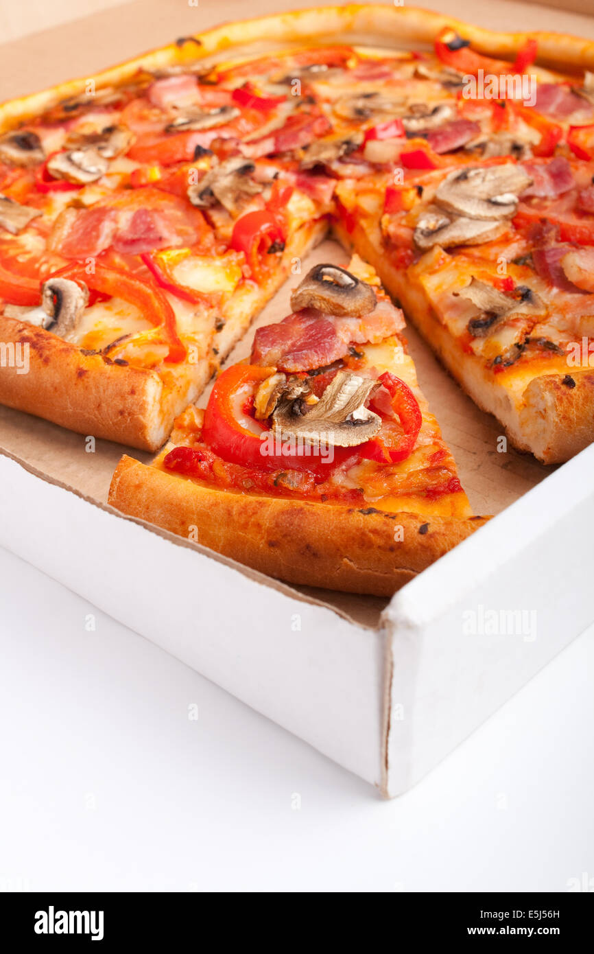 Prosciutto e funghi pizza in una pizza-box Foto Stock