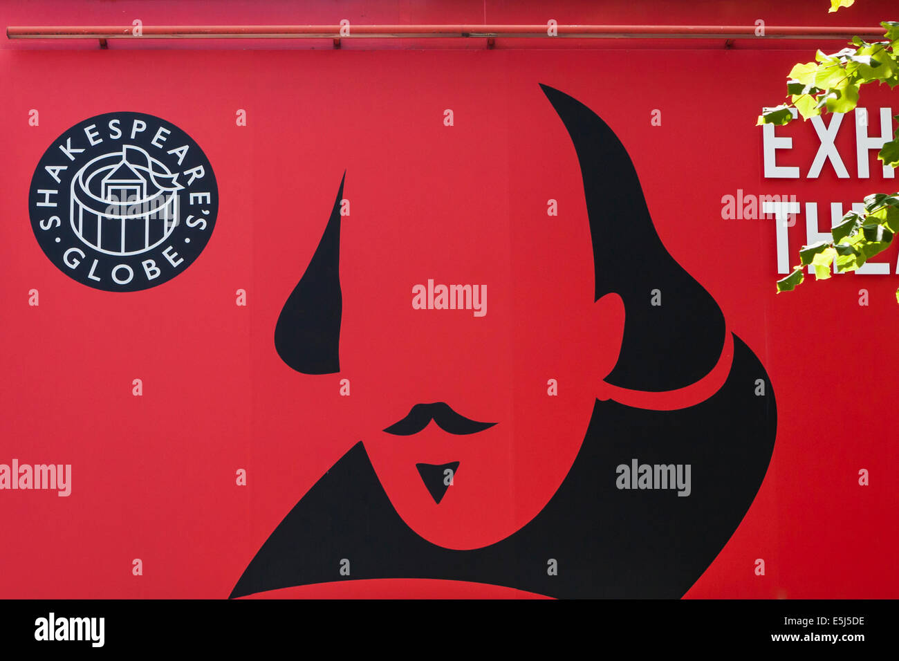 Il Globe Theatre di Shakespeare - il rosso e il nero e il logo William Shakepeare testa - Bankside, South Bank di Londra SE1, Regno Unito Foto Stock