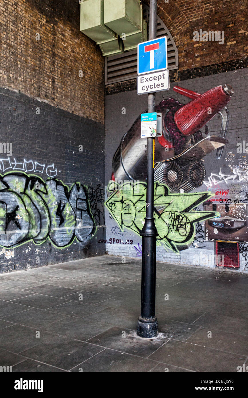 Robot artwork da spagnolo artista di strada SPOK - Urban street art e graffiti in Clink Street, South Bank di Londra, Regno Unito Foto Stock