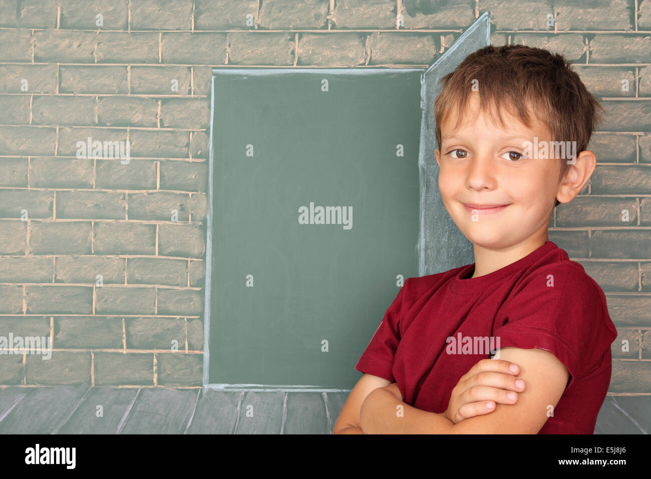 Istruzione idea, il scolaro prima della porta in posizione di apertura rappresentata su una lavagna Foto Stock