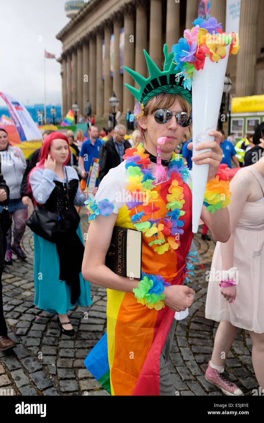 Liverpool, Regno Unito. 2 agosto, 2014. Liverpool Gay Pride Festival e marzo si svolge oggi. Foto Stock