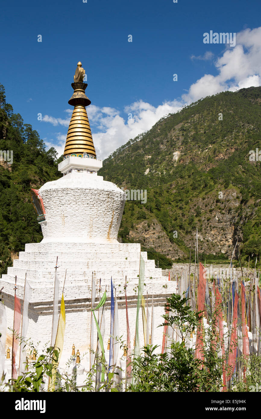 Il Bhutan orientale, Valle Lhuentse Autsho, bianco in stile tibetano costruito in mattoni chorten Foto Stock