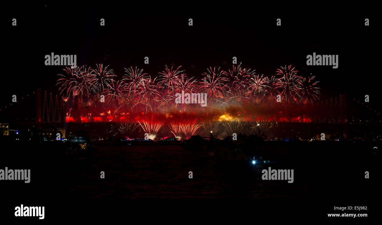 Fuochi d'artificio dal ponte sul Bosforo, Istanbul, Turchia Foto Stock