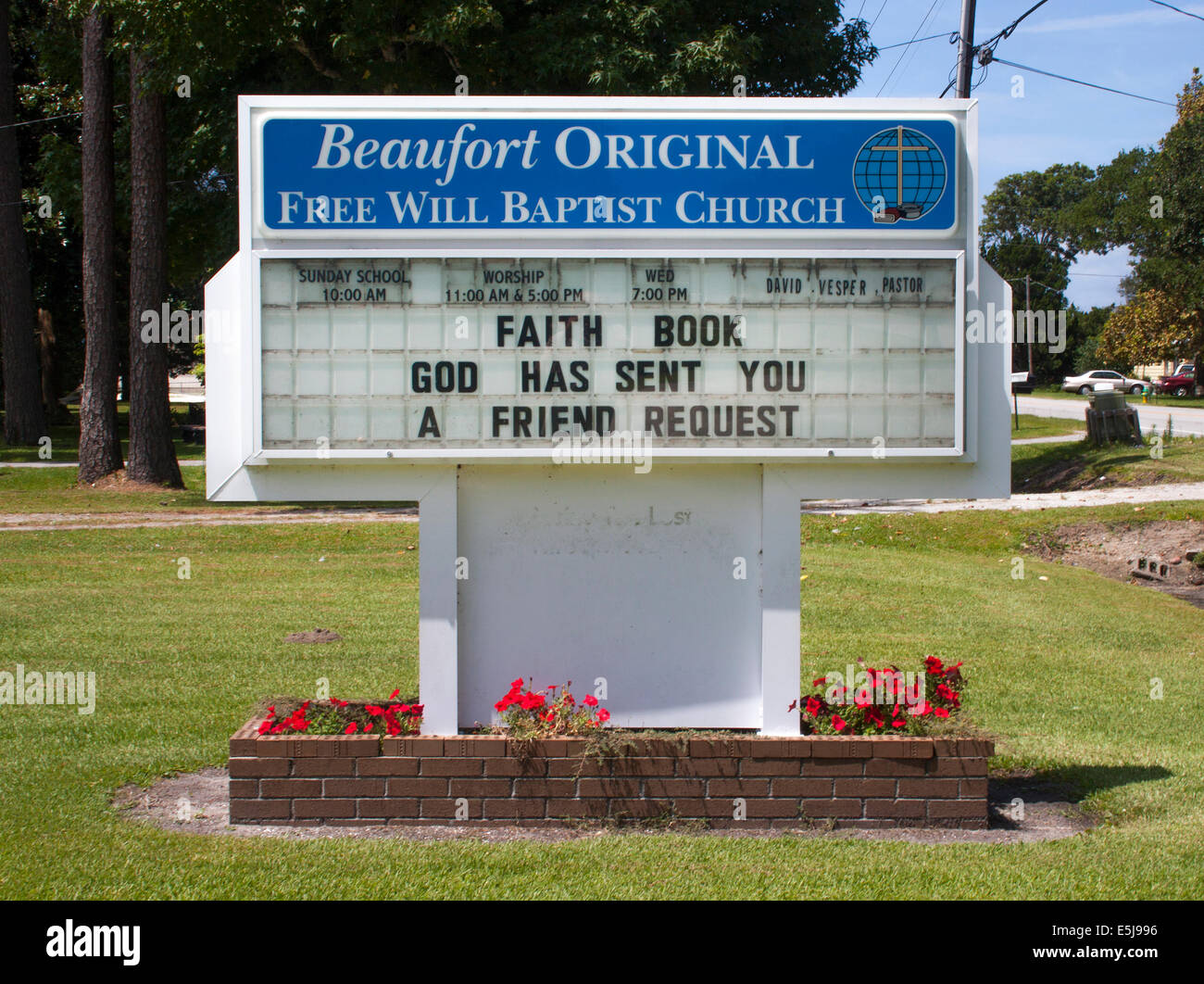 Il cartello creativo della chiesa sulla strada recita “Faith Book – God has sent you A Friend request” (Libro della fede – Dio ti ha inviato Una richiesta di amicizia), mescolando l'umorismo con la fede e il gioco di parole sui social media. Foto Stock