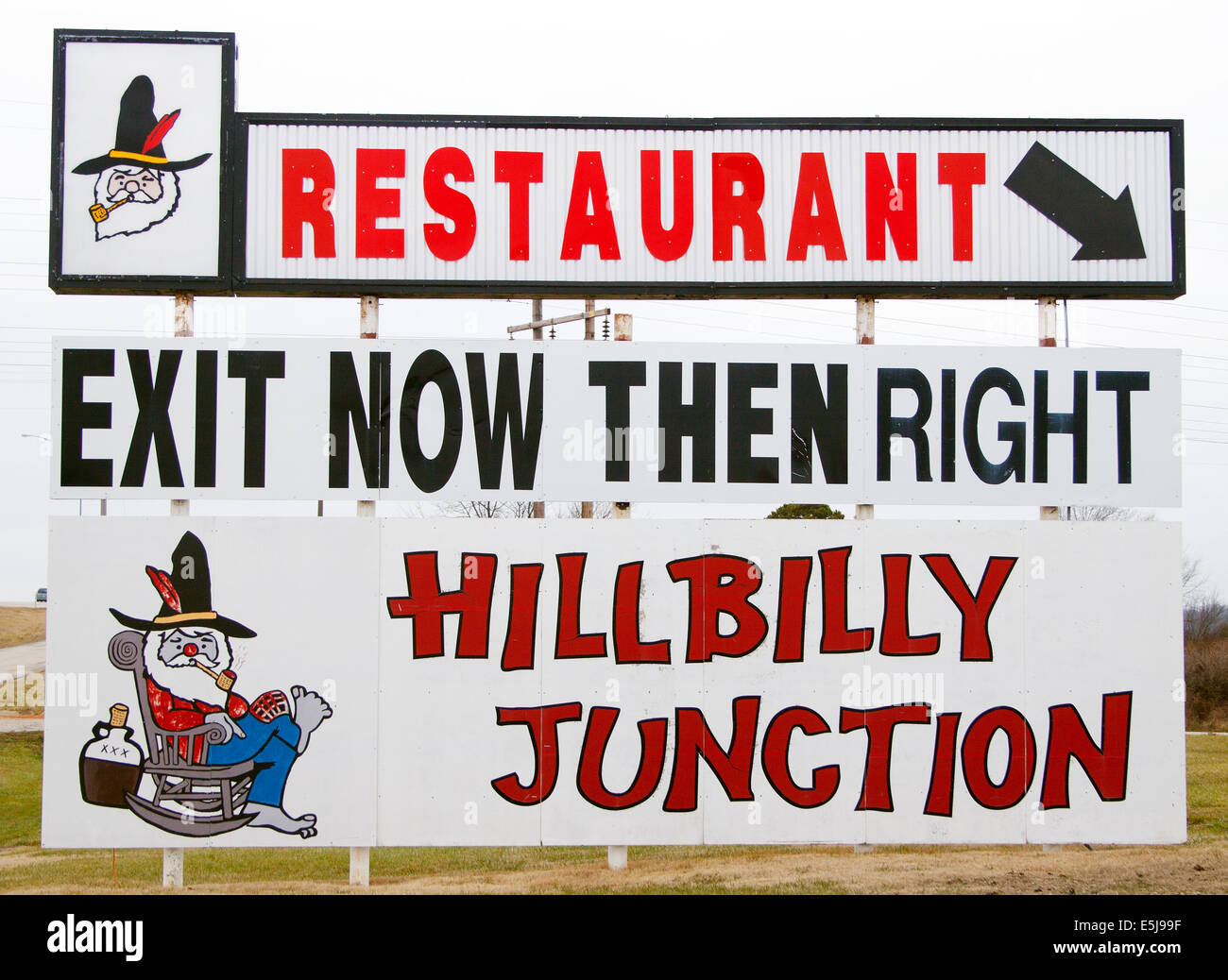 L'insegna retrò di Hillbilly Junction a Willow Springs, Missouri, accoglie i viaggiatori con il fascino nostalgico della strada e il classico stile americano. Foto Stock