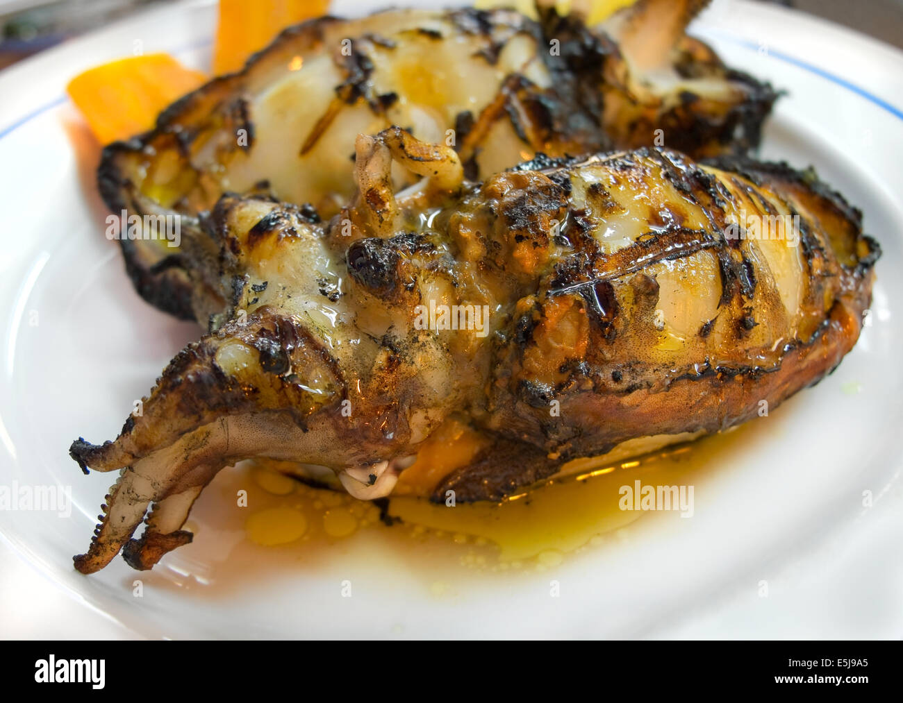 Seppie alla griglia con il loro coraggio tutte all'interno (milza, capriolo, spawn e inchiostro). Tipici piatti mediterranei. Foto Stock