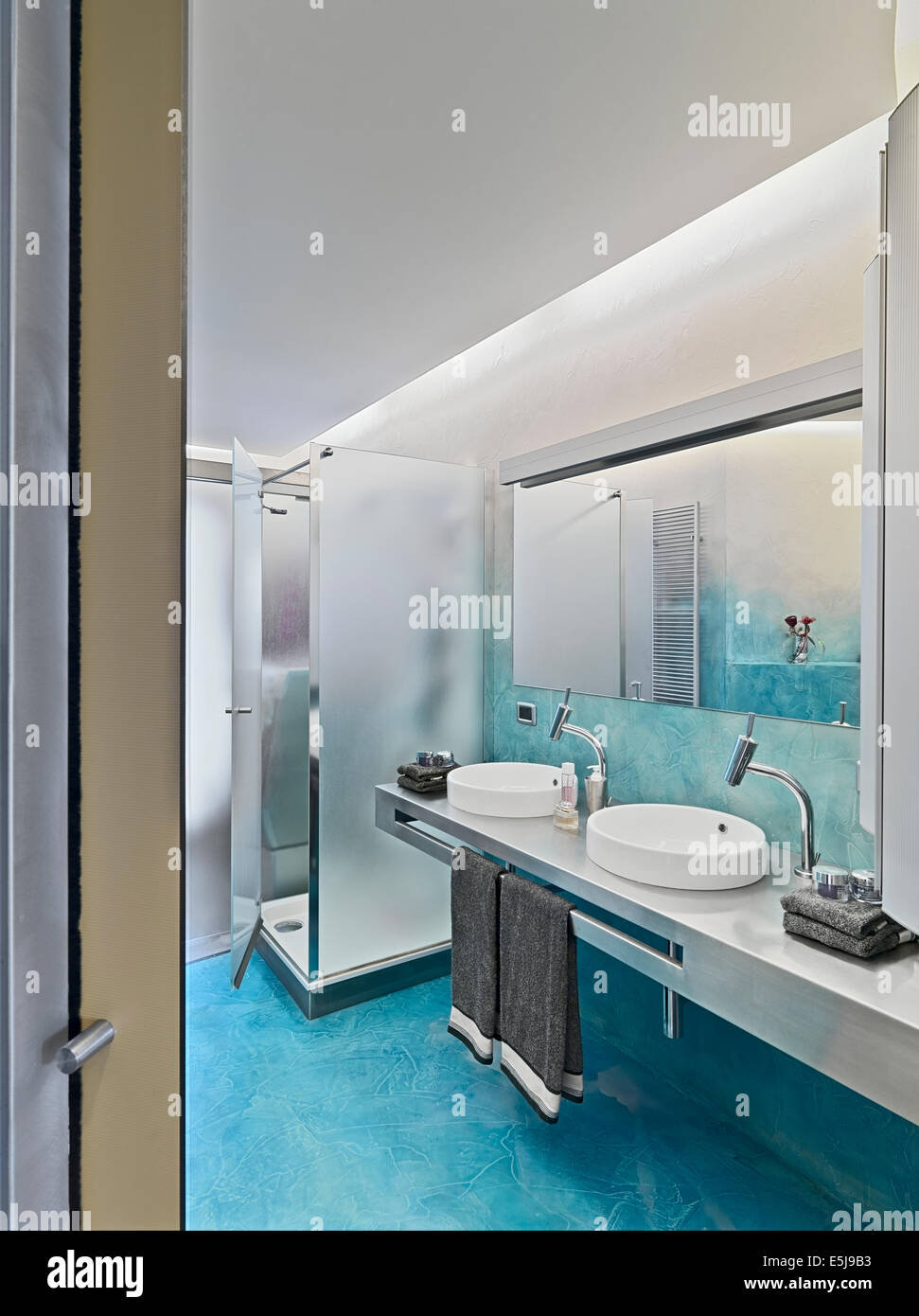 Vista interna di un bagno moderno con closeup sul lavandino e pavimento in resina Foto Stock