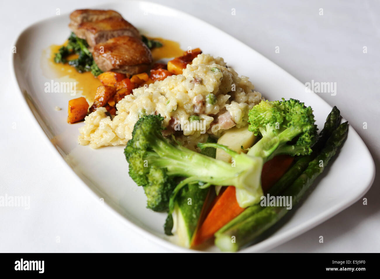 Risotto con anatra arrosto servita con verdure di stagione. Il piatto viene servito presso il Radisson Plaza Hotel Saskatchewan di Co Foto Stock