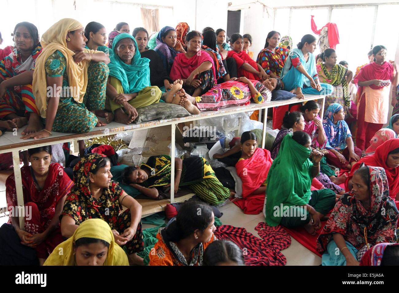 Dacca in Bangladesh. 1 agosto, 2014. bangladesh indumento i lavoratori dal gruppo di tuba al sesto giorno di sciopero della fame in segno di protesta degli stipendi non pagati, a Dhaka il 2 agosto 2014. Il gruppo di tuba di lavoratori in sciopero della fame negli ultimi sei giorni sono esigenti i loro stipendi non pagati dal luglio 28, alla vigilia di Eid-ul-fitr - l'agitazione aveva iniziato qualche tempo prima di premere per i salari in ritardo per i mesi di maggio e giugno e luglio. Foto Stock