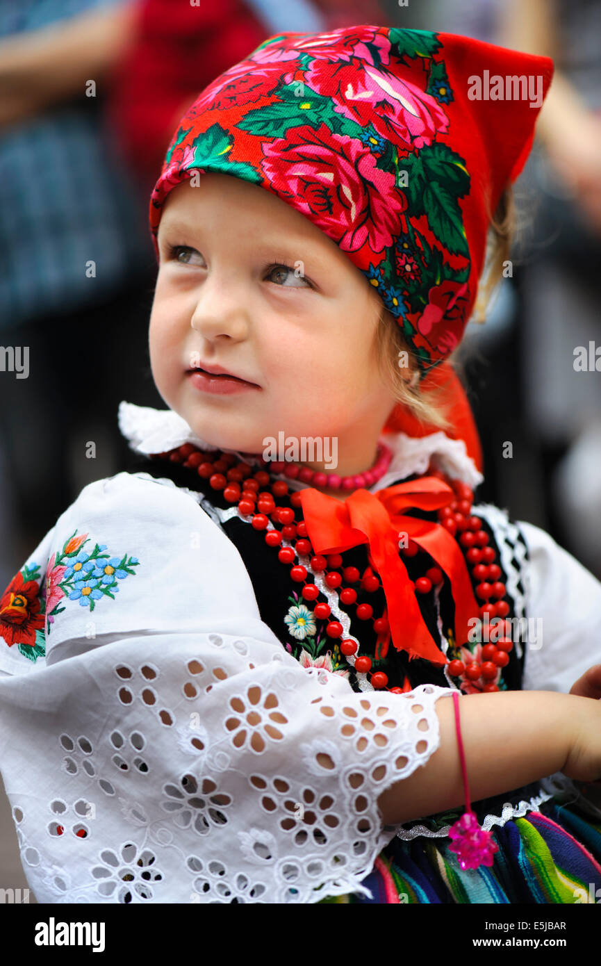 Una ragazza polacca indossando il tradizionale Lowicz costume nazionale, la processione del Corpus Domini, Lowicz, Polonia, Giugno 2013 Foto Stock