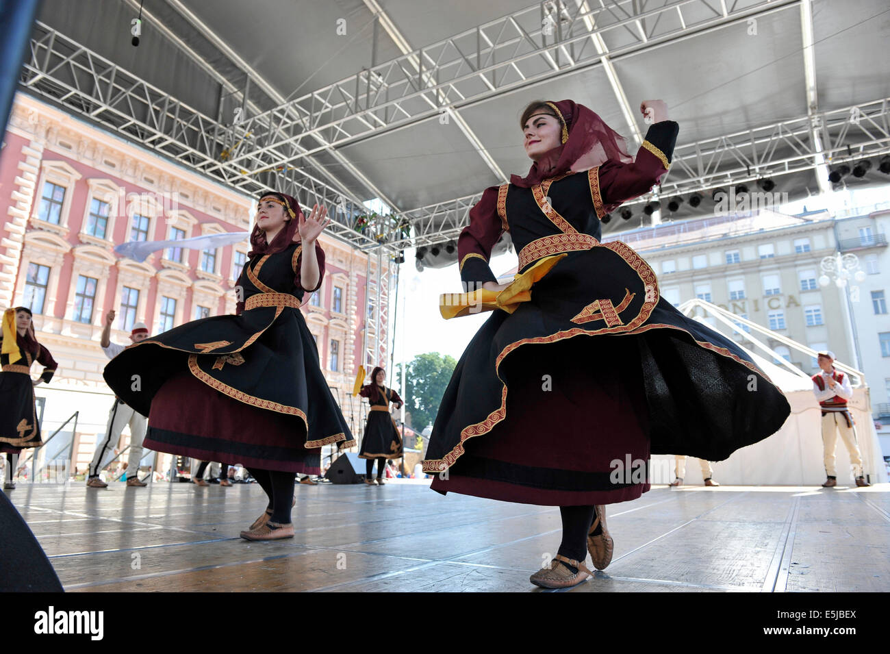 I membri del gruppo folk cultura albanese la società dal Cegrane, Macedonia durante la XLVIII Festival Internazionale del Folklore in Zagreb Foto Stock