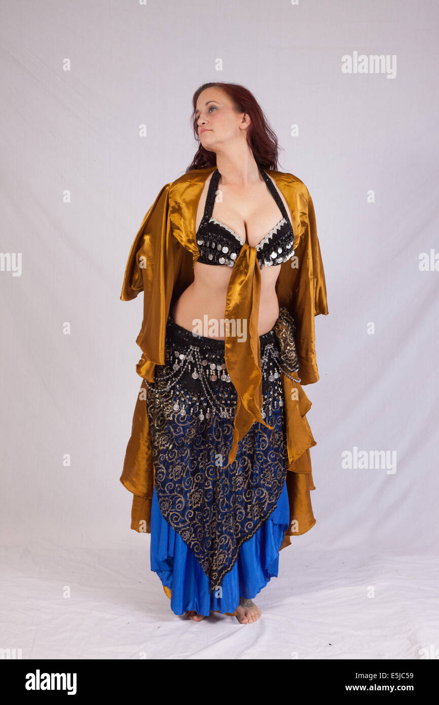 Piuttosto una danzatrice del ventre Vestito in blu e oro con una felice espressione Foto Stock