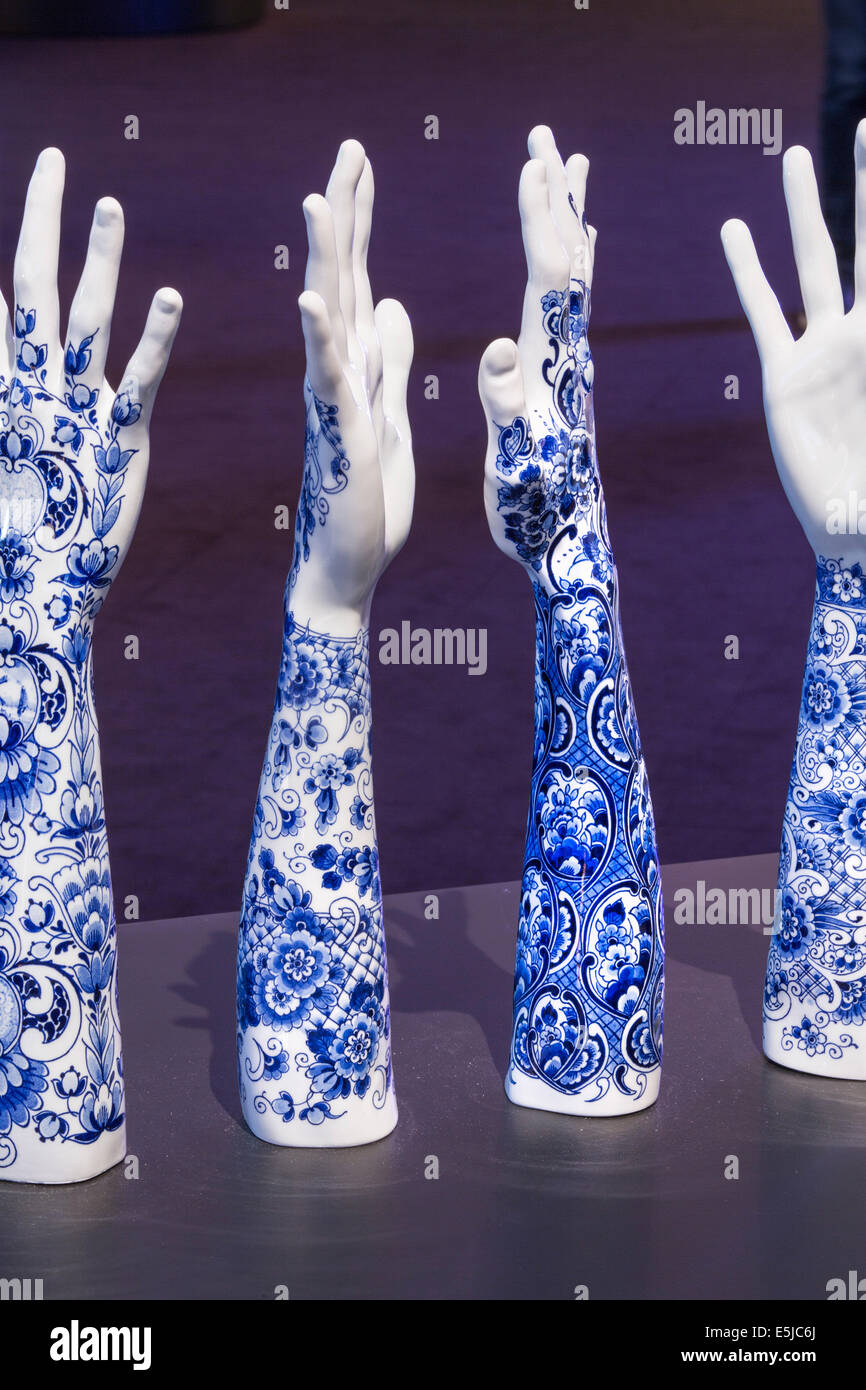 Paesi Bassi, Amsterdam, Museo Stedelijk, Marcel Wanders, Moooi. tattoo per le mani di Iris Hond, Delftware blu Foto Stock