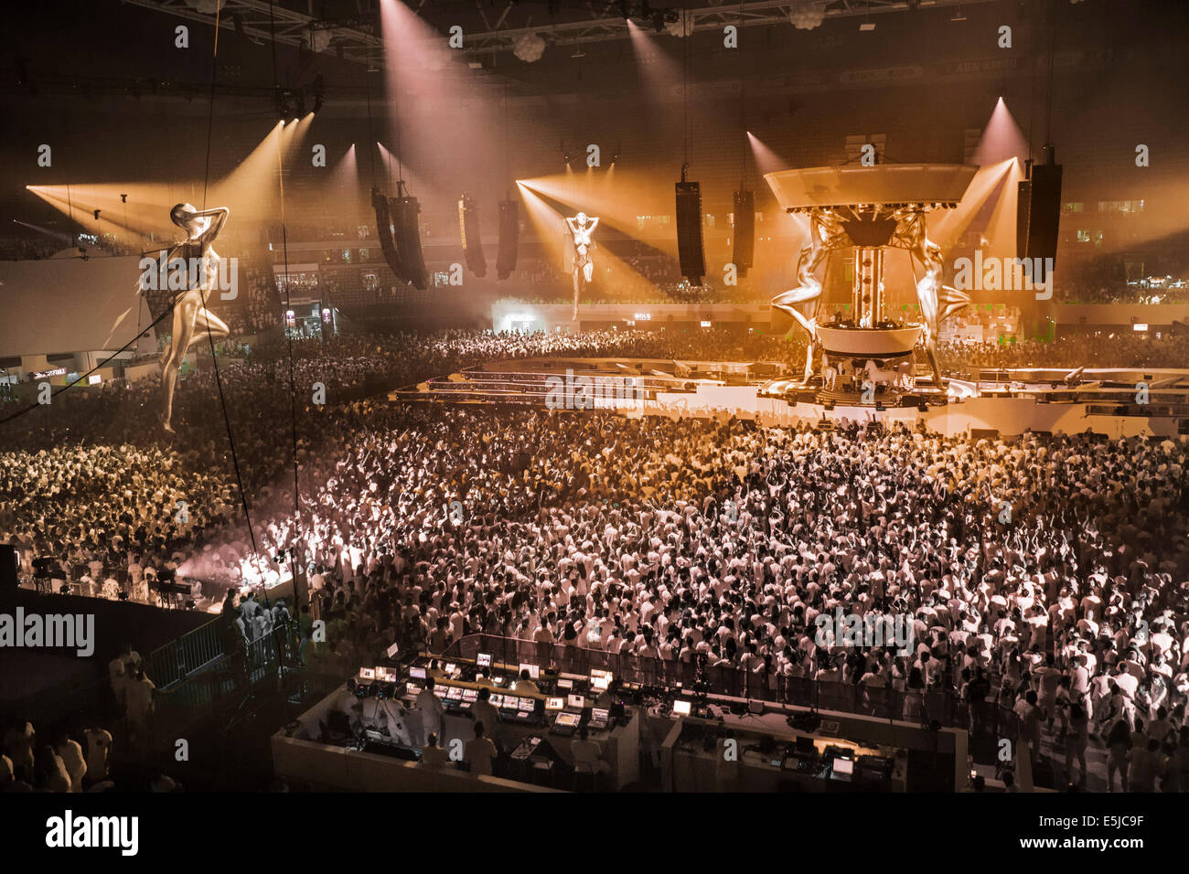 Holland, sensazione. Premiere mondiale "Benvenuto all'Pleasuredome' Amsterdam Arena. Il 5 luglio 2014. DJ il sig. bianco. Solo uso editoriale Foto Stock