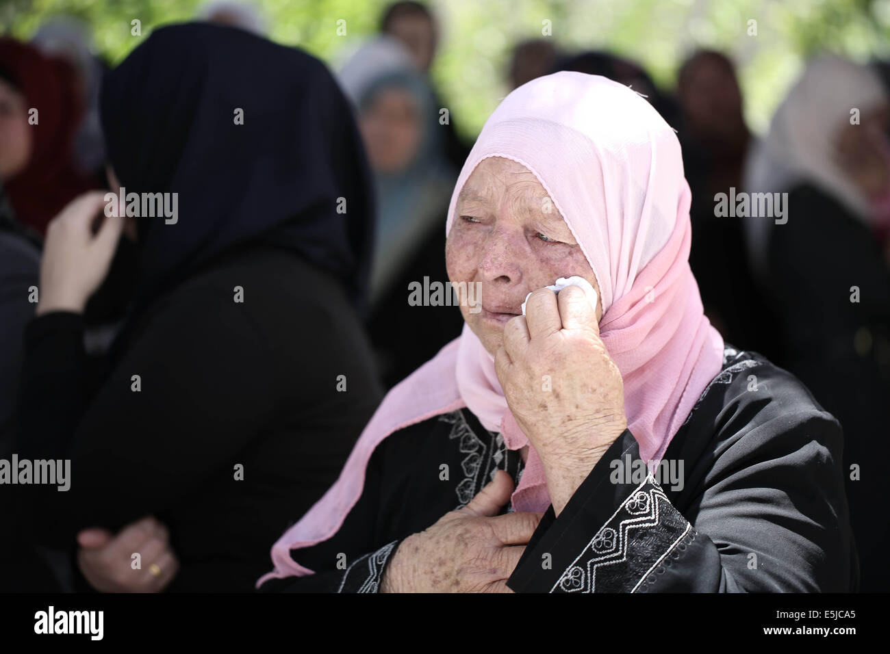 Ramallah. 2 agosto, 2014. I parenti di palestinesi Odai Jaber piangono durante il suo funerale vicino al West Bank città di Ramallah, 2 agosto 2014. Odai Jaber, 19 anni, è stato ucciso durante gli attacchi israeliani. Credito: Fadi Arouri/Xinhua/Alamy Live News Foto Stock
