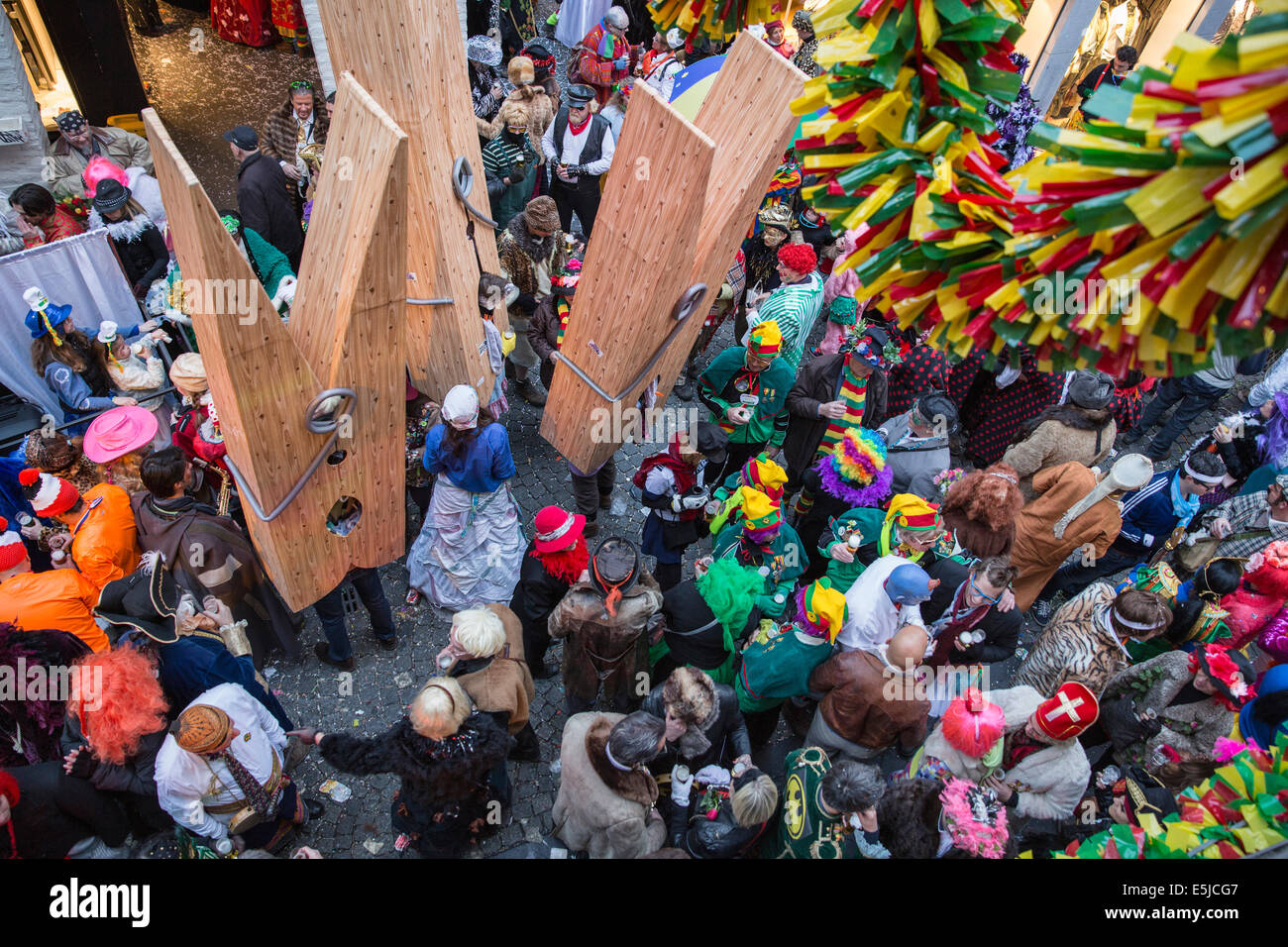 Paesi Bassi, Maastricht, festa di carnevale. La gente in costume avente un drink in strada. Alcuni dissimulata come clothespin Foto Stock