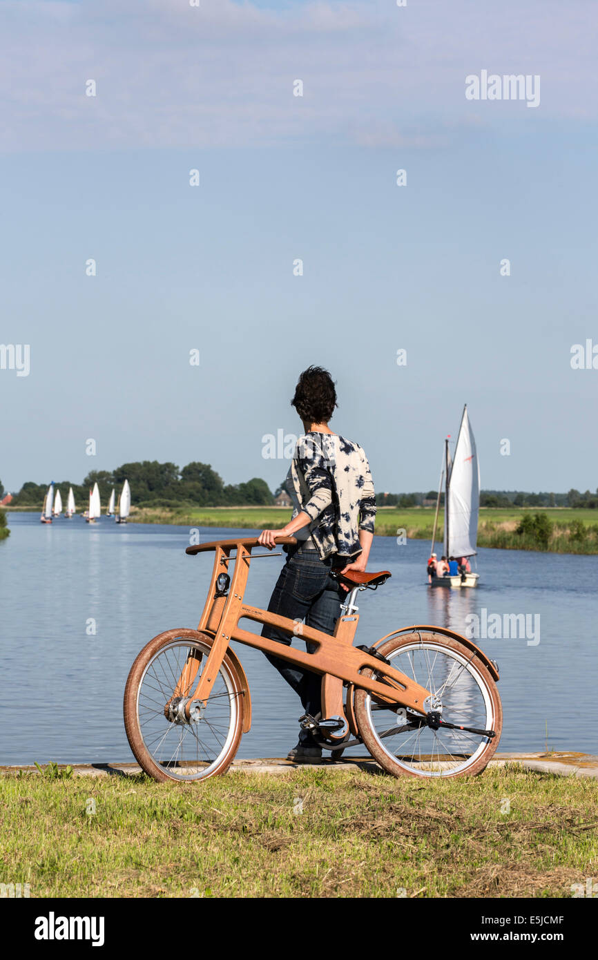 Paesi Bassi, Woudsend, Donna seduta accanto a una fronda Bike. Il design olandese bici in legno è una creazione di Jan Gunneweg Foto Stock