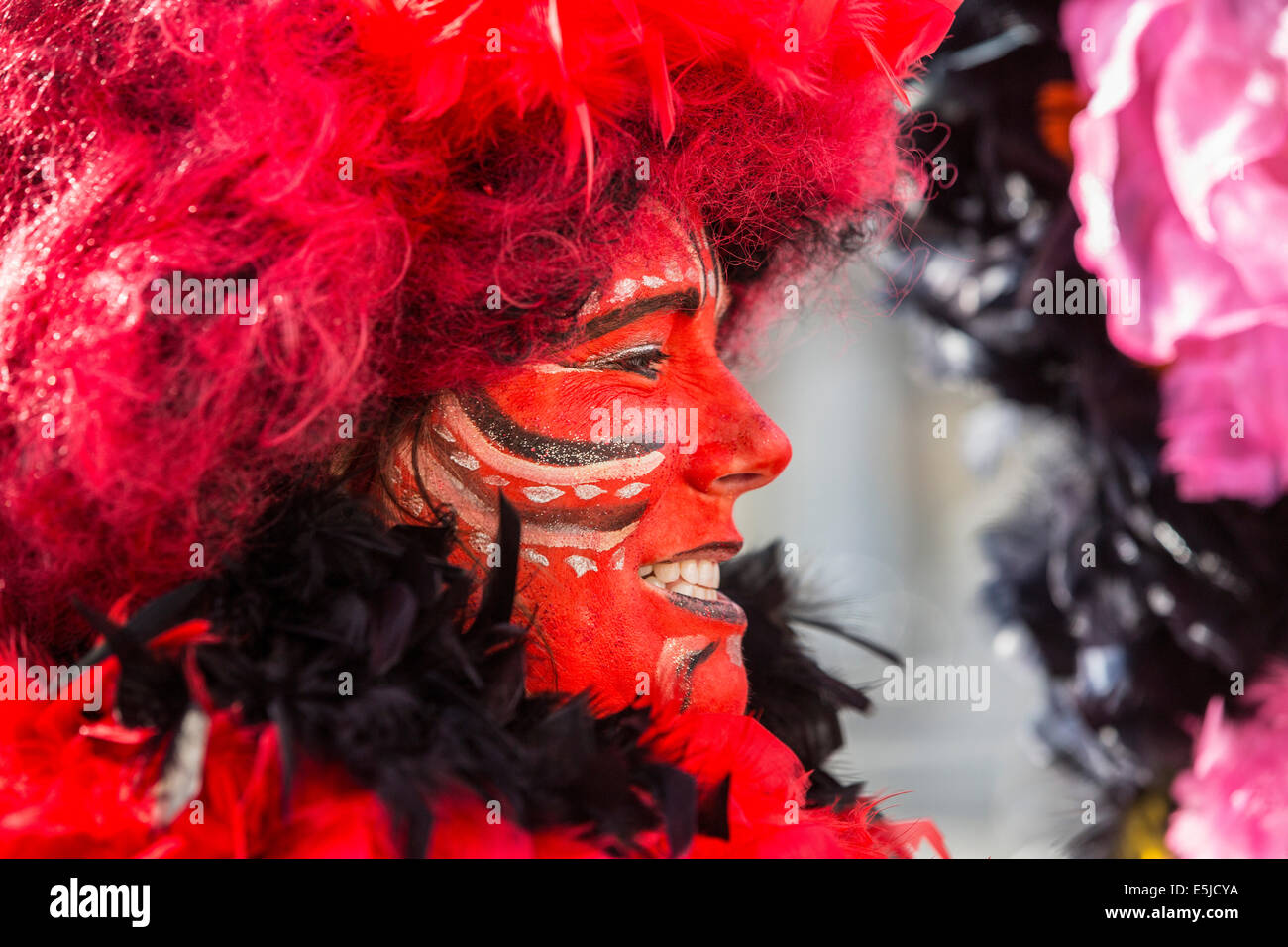 Giovane uomo in costume tra i palloncini a annuale di sfilata di carnevale  a Maastricht Paesi Bassi Europa Foto stock - Alamy