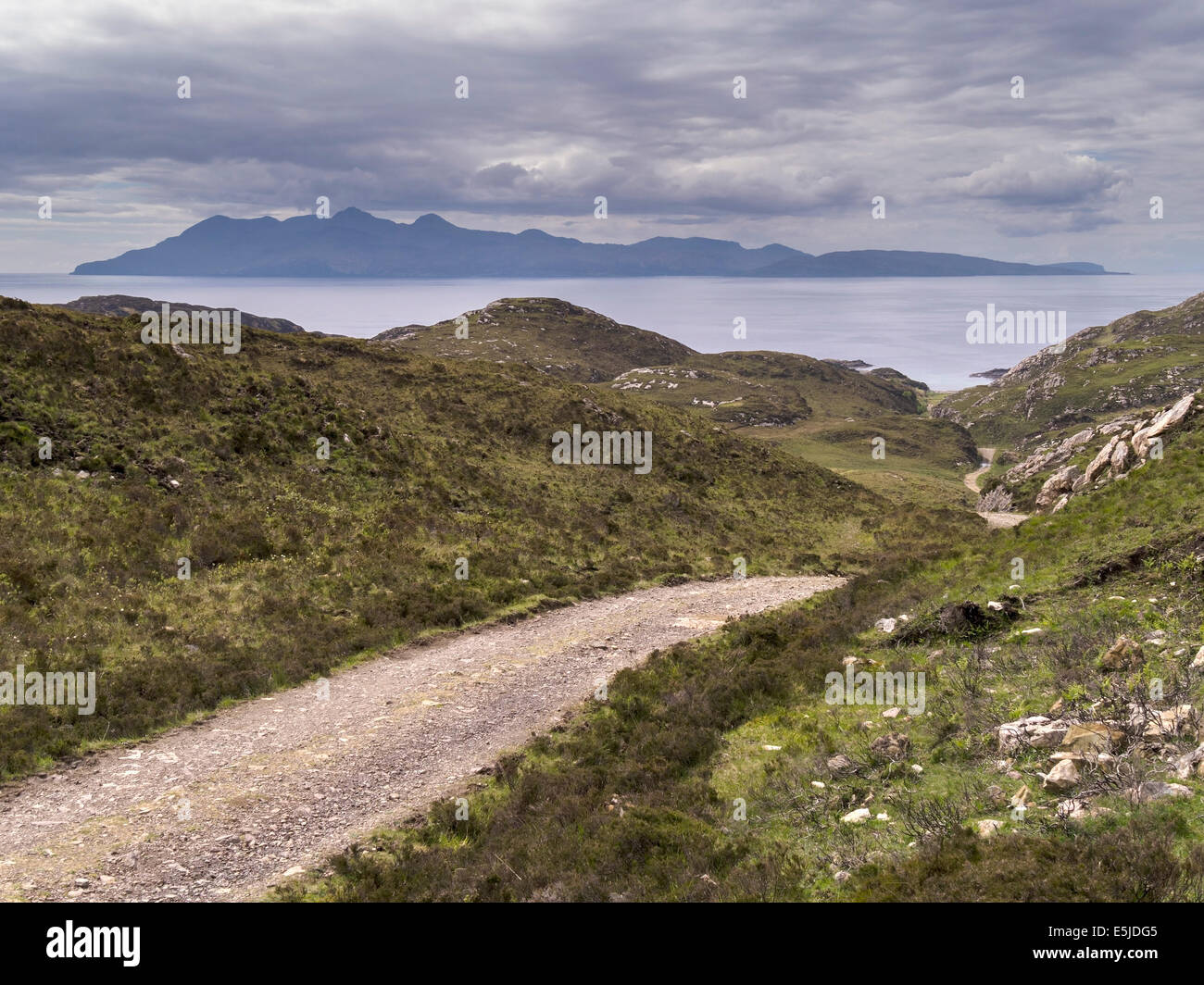 La sporcizia via strada al punto di Sleat con l'isola di rum in distanza, Skye, Scotland, Regno Unito Foto Stock