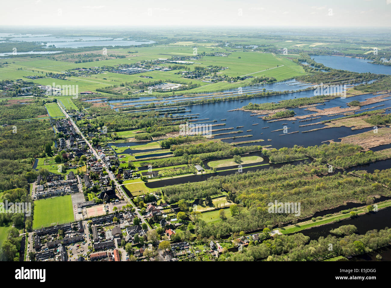 Paesi Bassi, Ankeveen. Vista sul villaggio e laghi chiamato Ankeveense Plassen. Antenna Foto Stock