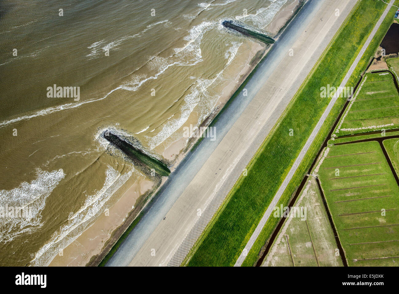 Paesi Bassi, Petten, mare dyke chiamato Hondsbossche Zeewering. Antenna Foto Stock