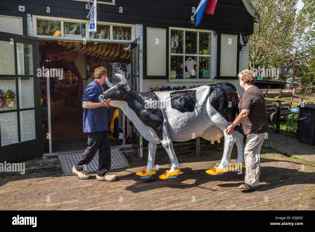 Paesi Bassi, Marken, un negozio di souvenir. I proprietari la chiusura del negozio e accedere al display mucca in casa Foto Stock