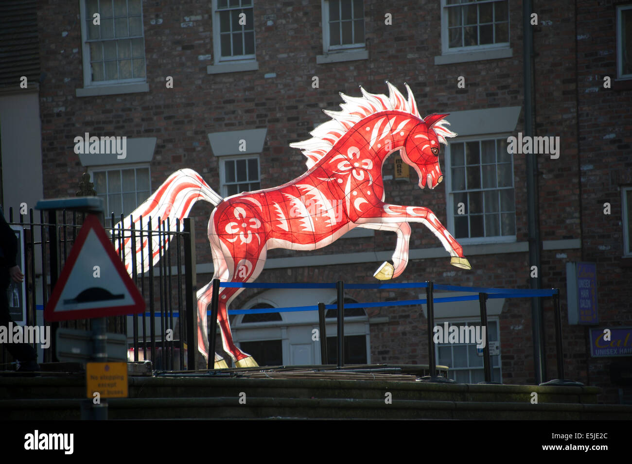 Carta traslucida cavallo rampante rosso Arte Scultura Foto Stock