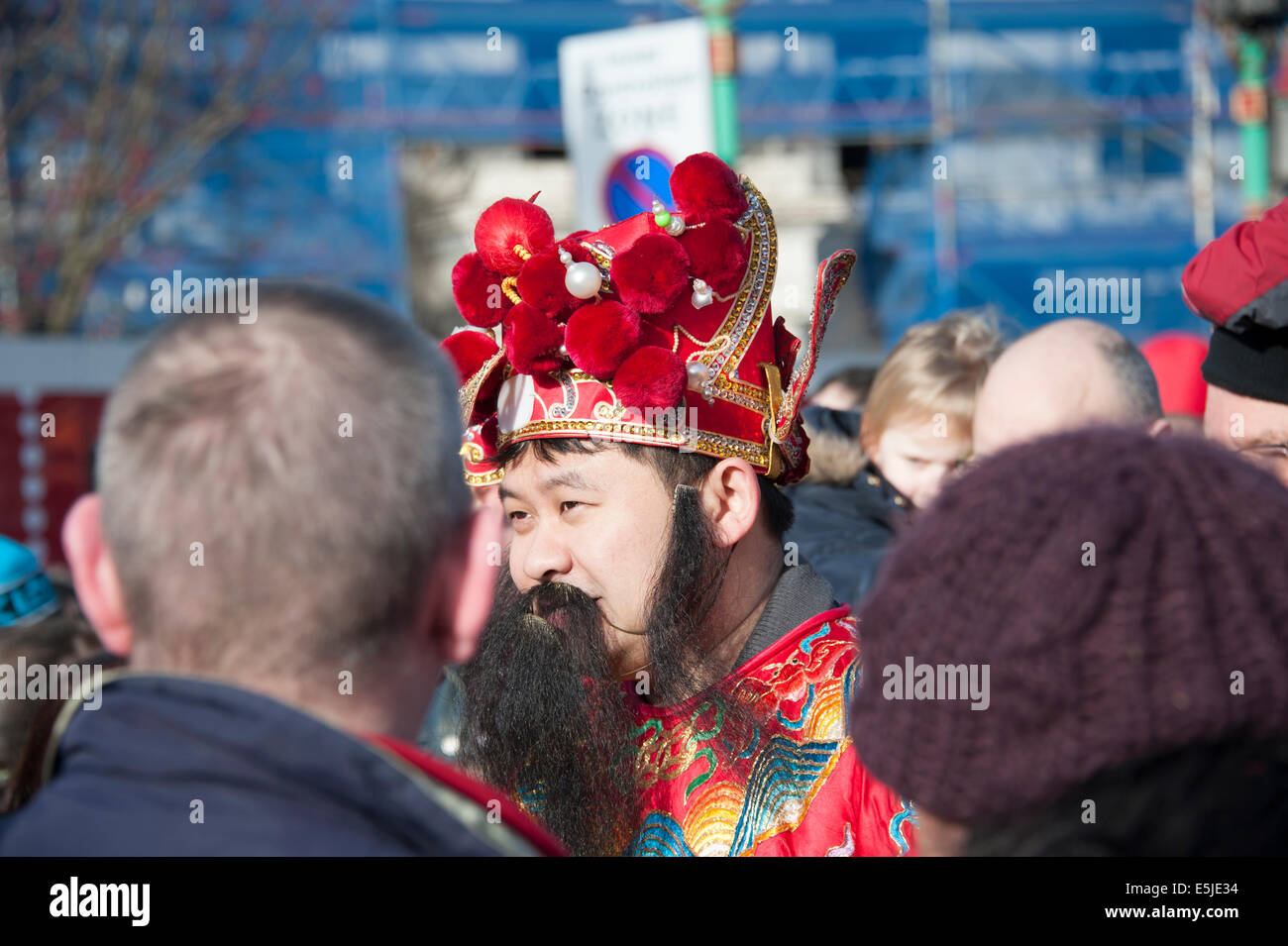 Tradizionalmente vestito uomo cinese Anno Nuovo divertimento Foto Stock