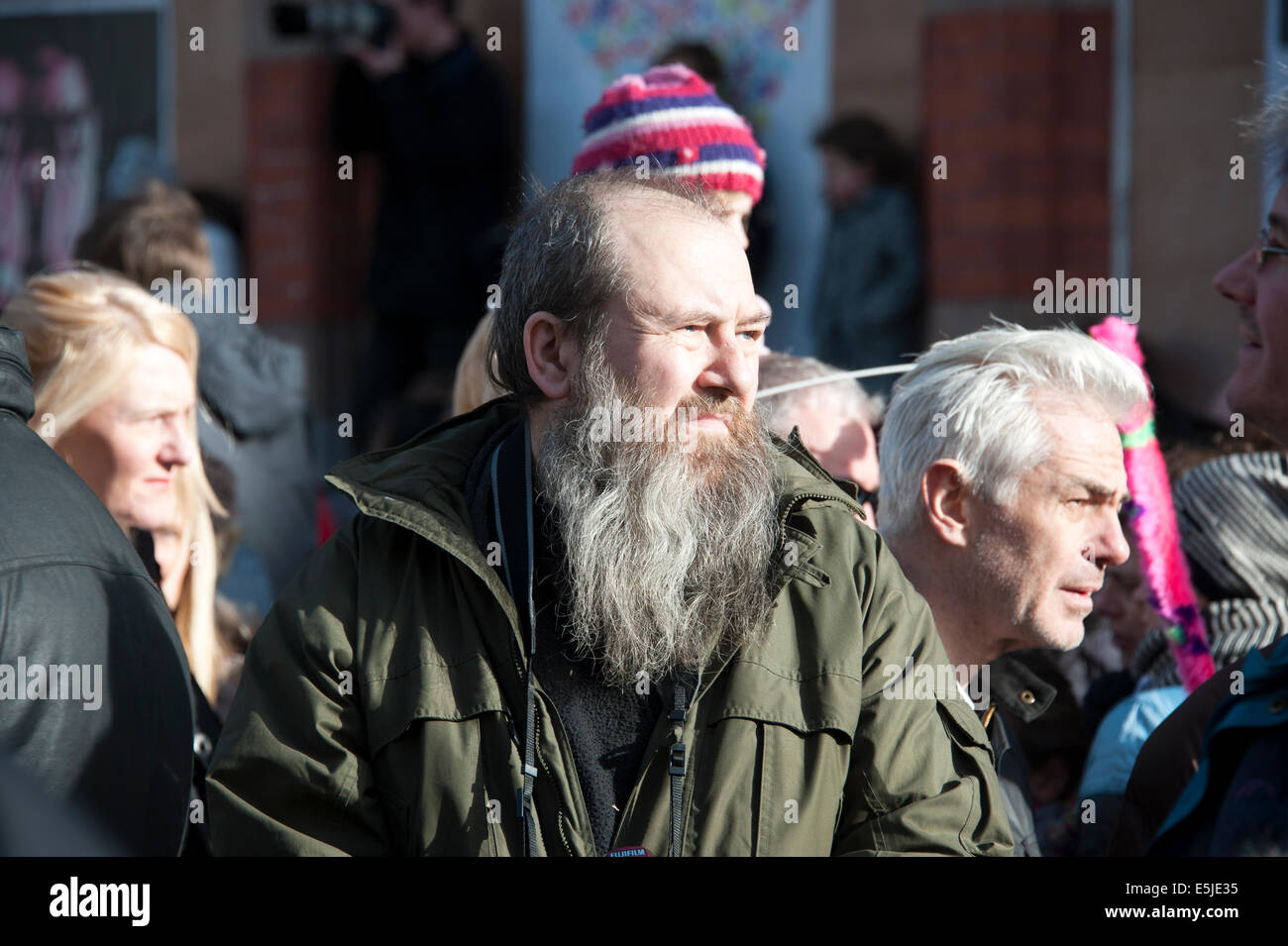 Il vecchio uomo con molto grande lunga barba grigia Foto Stock