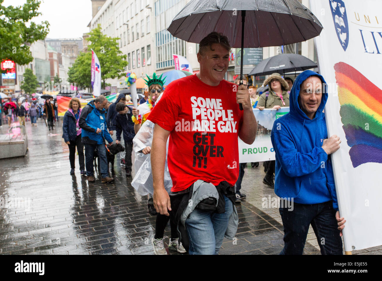 Liverpool, Regno Unito. 2 agosto, 2014. Un uomo che indossa un "alcune persone sono gay, di ottenere su di esso" t-shirt a Liverpool orgoglio marzo Credito: Martin acque/Alamy Live News Foto Stock