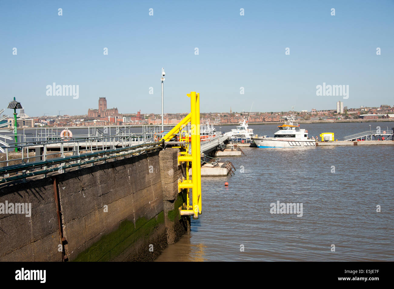 Il Molo acqua pontile di attracco di passerella Foto Stock