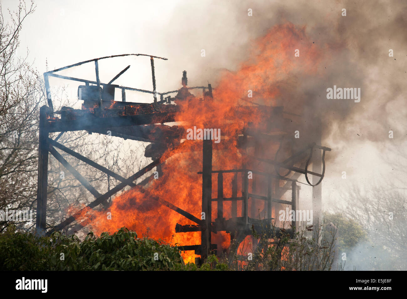 Struttura in legno fiamme di fuoco di fughe di gas a fiamma tubazioni Foto Stock
