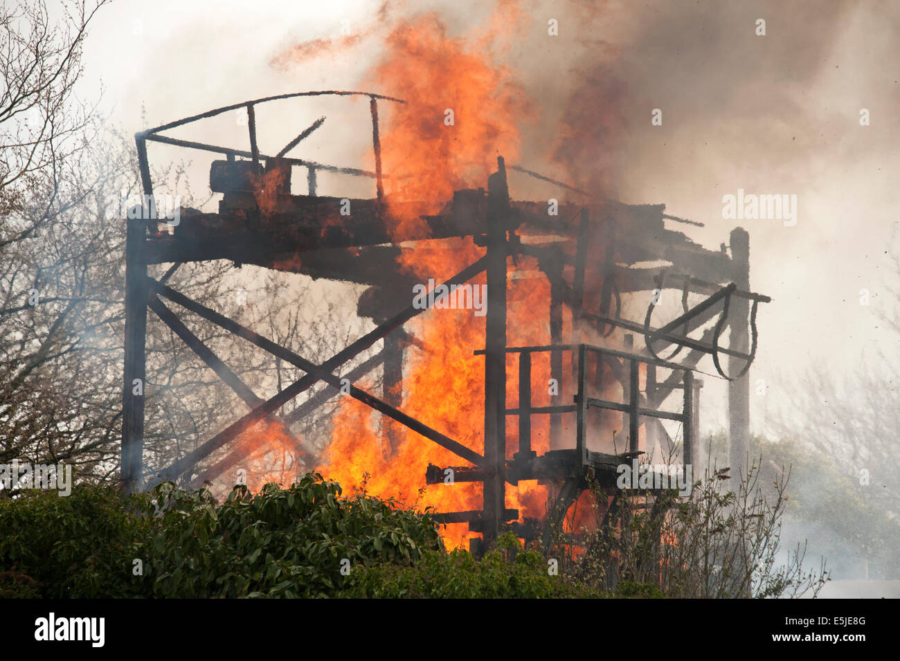 Struttura in legno fiamme di fuoco di fughe di gas a fiamma tubazioni Foto Stock