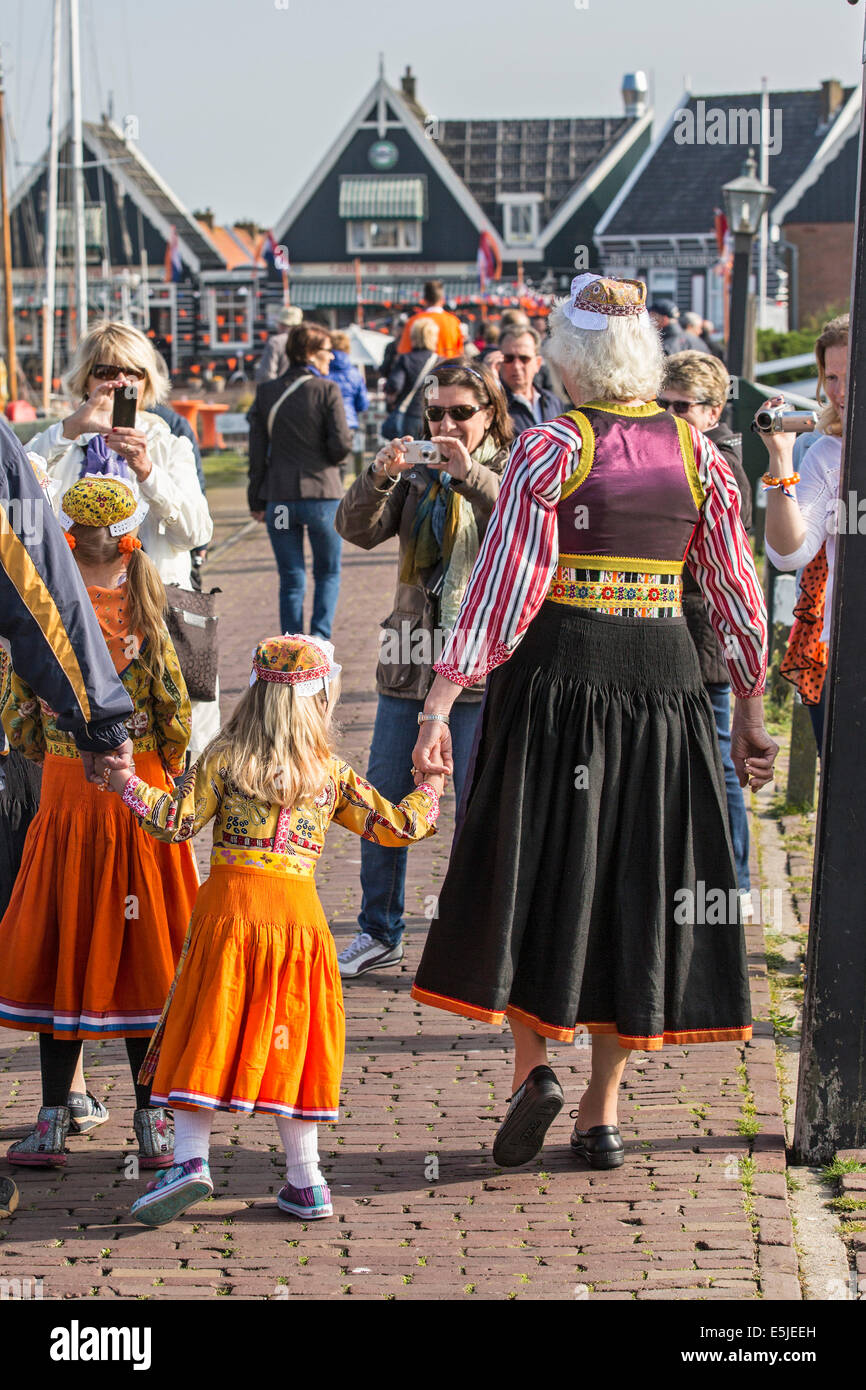 Paesi Bassi, Marken, la gente in costume tradizionale su Kingsday, 27 aprile. I turisti di scattare una foto Foto Stock