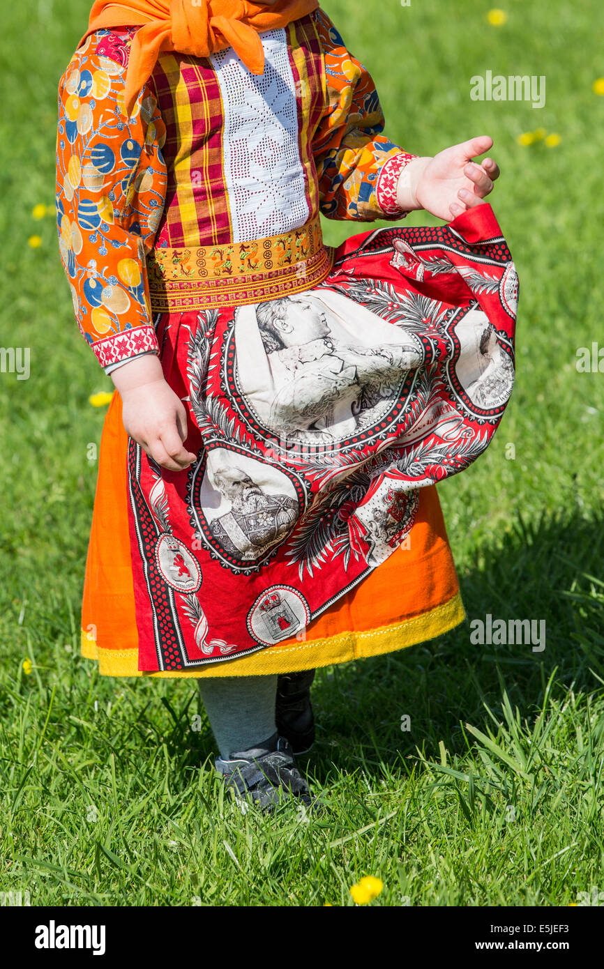 Paesi Bassi, Marken, bambino vestito in costume tradizionale su Kingsday, 27 aprile Foto Stock