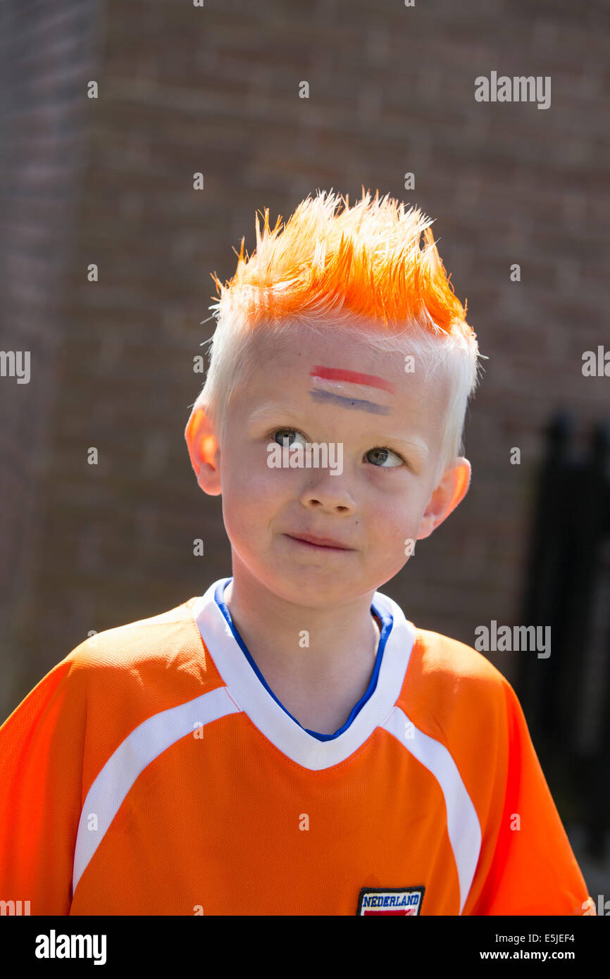Paesi Bassi, Marken, bambino vestito nella nazionale di colore arancione su Kingsday, 27 aprile Foto Stock