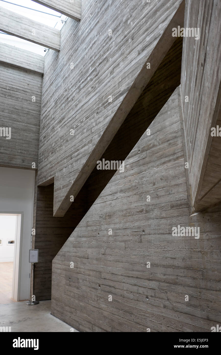 Moderna architettura di cemento grigio brutalist Foto Stock