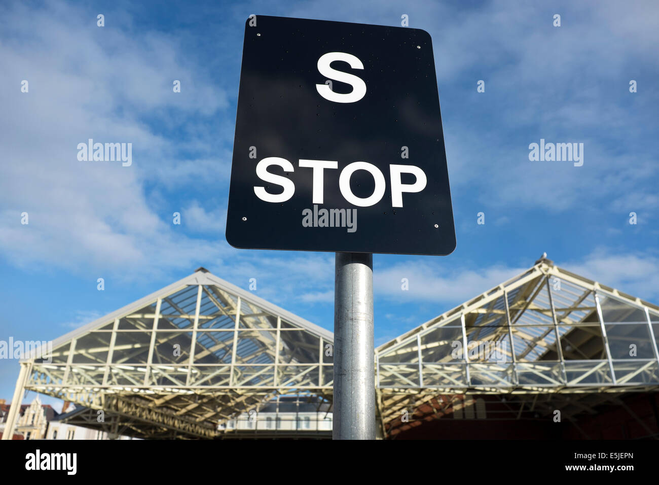 S Stop Bianco su nero in Treno Stazione Ferroviaria di segnale Foto Stock