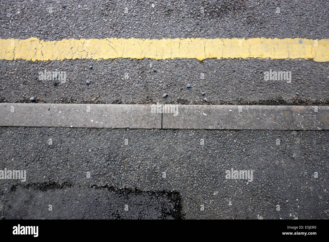 Marciapiede marciapiede asfalto giallo singolo livello di linea Foto Stock