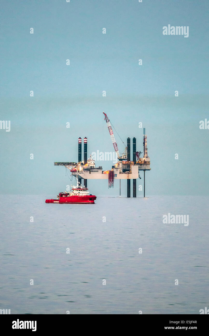 Paesi Bassi, Den Helder, olandese zona economica sul Mare del Nord. Di perforazione offshore SWIFT della piattaforma 10. Primo piano offshore Nave di alimentazione Foto Stock