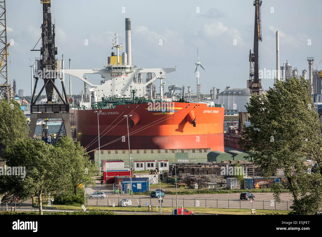 Paesi Bassi, Rotterdam, porto di Rotterdam. Il porto o porto. Tanker nel dock Foto Stock