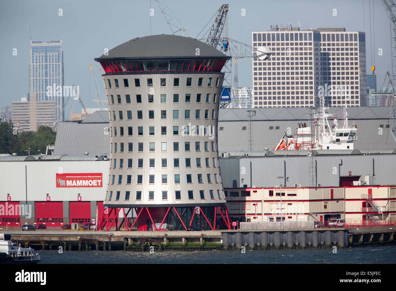 Paesi Bassi, Rotterdam, porto di Rotterdam. Edificio per uffici della società Mammoet Foto Stock