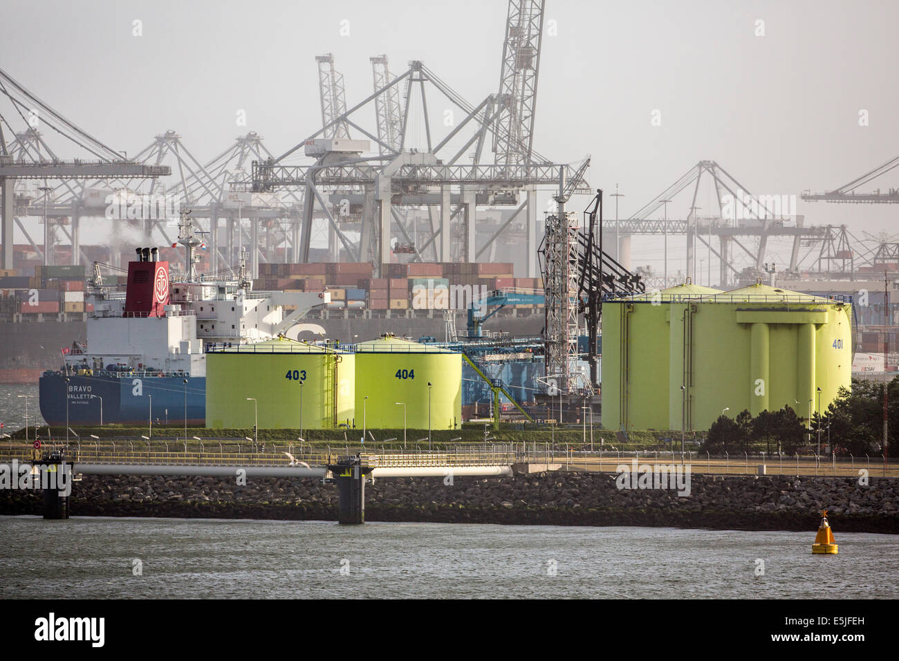 Paesi Bassi, Rotterdam, porto di Rotterdam. Contenitore in porto o porto. Primo piano il GNL, liquido lo stoccaggio del gas naturale Foto Stock