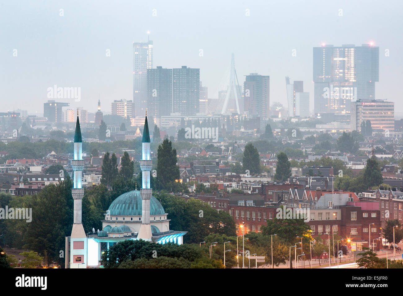 Paesi Bassi, Rotterdam, vista sulla moschea e skyline. Mattina. twilight Foto Stock