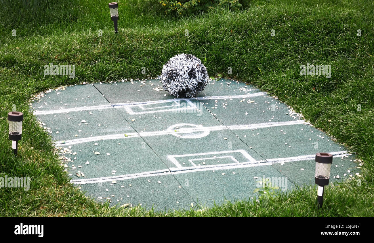 Paesaggio estivo decorazione di un campo da calcio con sfera di fiori Foto Stock