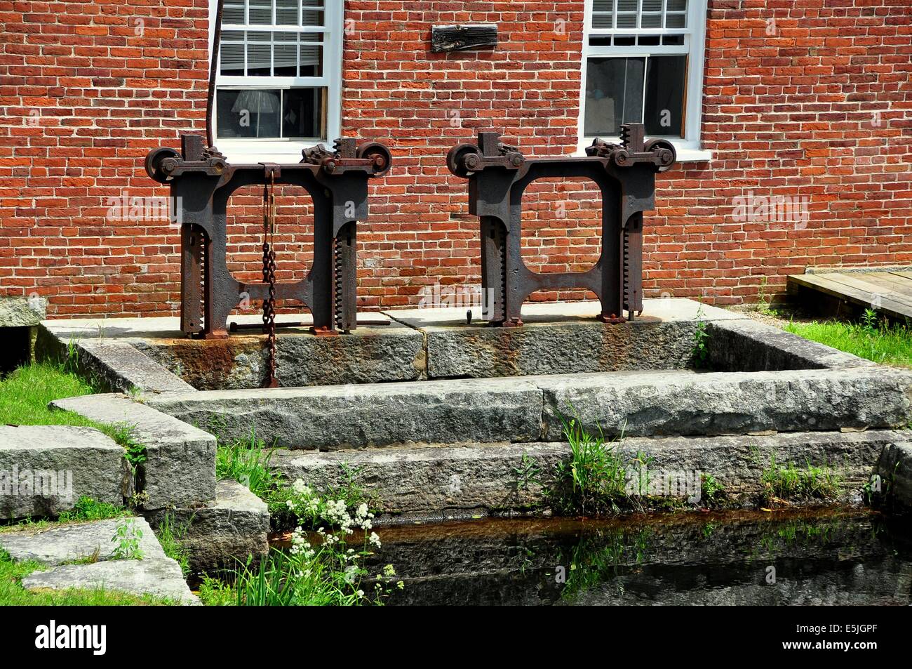 HARRISVILLE, New Hampshire: Acciaio paratoie a 1848 Mill numero #1 di controllo il mulino dello stagno del flusso di acqua Foto Stock